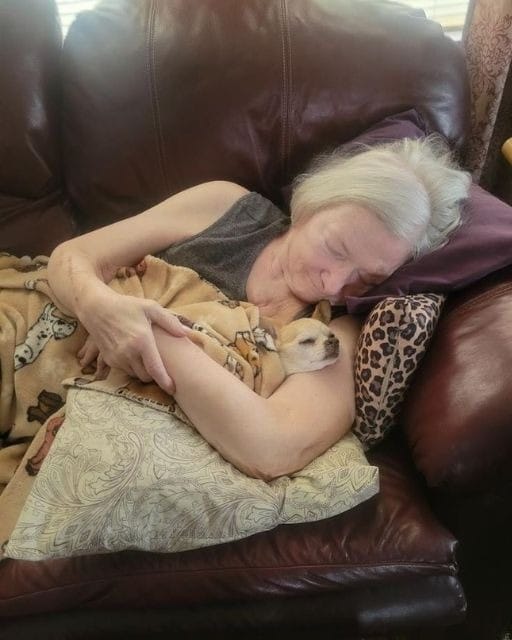MY MOM USED TO HATE PETS—NOW SHE WON’T LET GO OF THIS LITTLE DOG