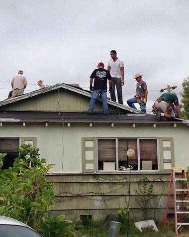 75-Year-Old Man Struggled for Months to Fix His Roof—Then Dozens of Strangers Showed Up to Help.