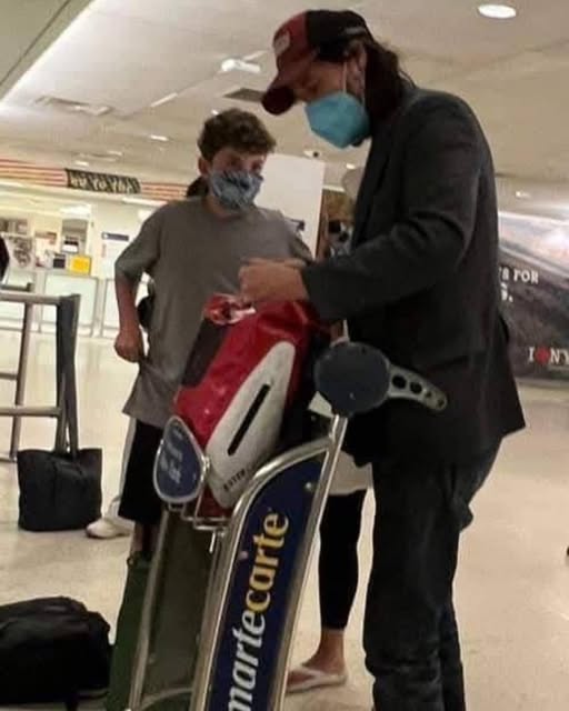Keanu Reeves, known as “Hollywood’s nicest guy,” showed his kindness on a flight from London to New York. He patiently answered a young boy’s questions and even asked about the boy’s travels. Despite being tired, Keanu gave the child his full attention. This quiet generosity reflects true greatness—humility and kindness in how we treat others.